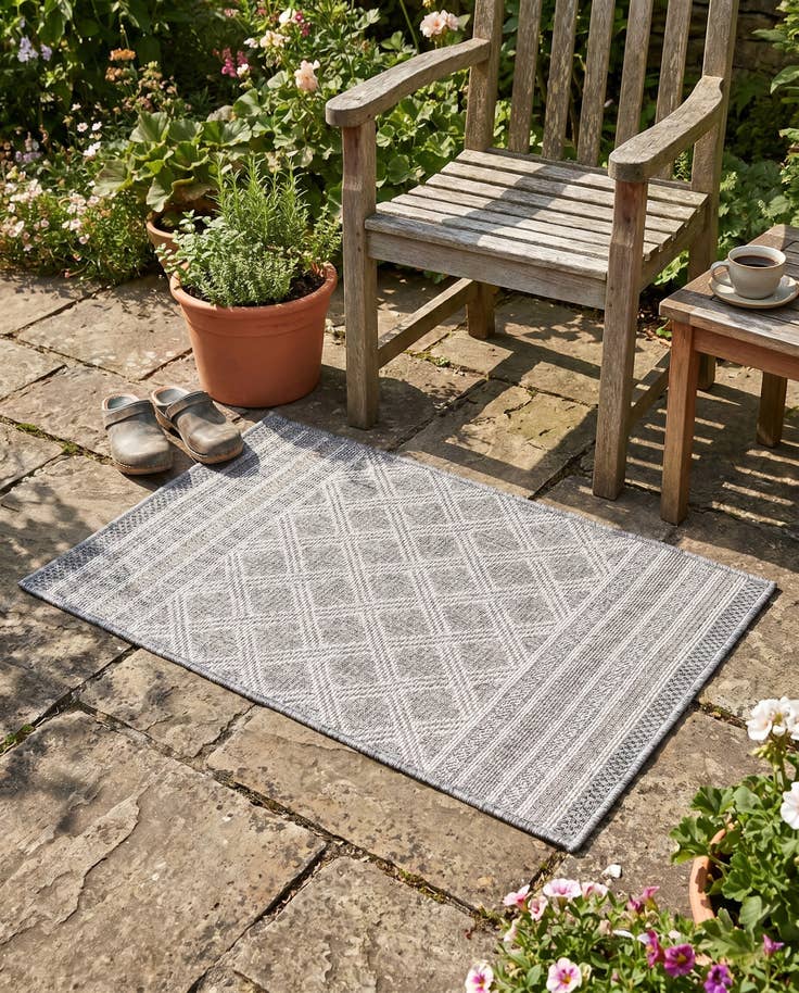 Detail image of 2' x 3' 1 Easy-Clean Trellis Indoor / Outdoor Rug