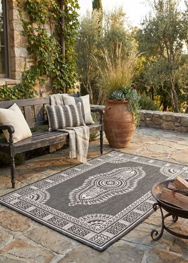 4' x 6' Easy-Clean Traditional Indoor / Outdoor Rug