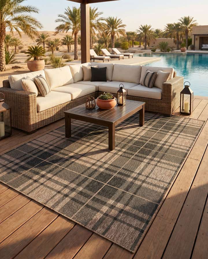 6' x 9' Easy-Clean Checkered Indoor / Outdoor Rug