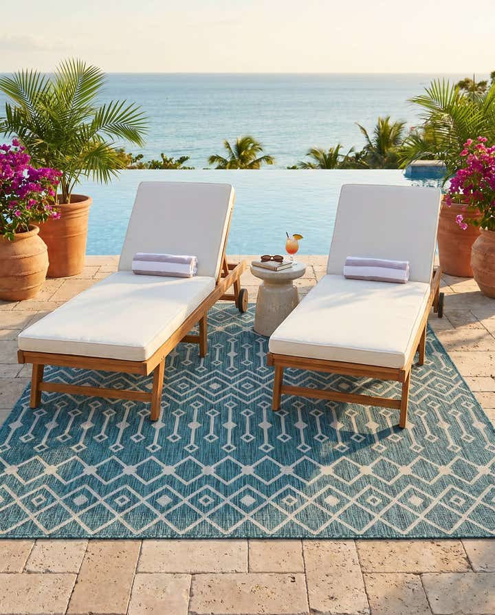 7' 10 x 7' 10 Easy-Clean Lattice Indoor / Outdoor Square Rug