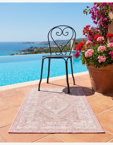 Pink Easy-Clean Traditional Indoor / Outdoor Rug