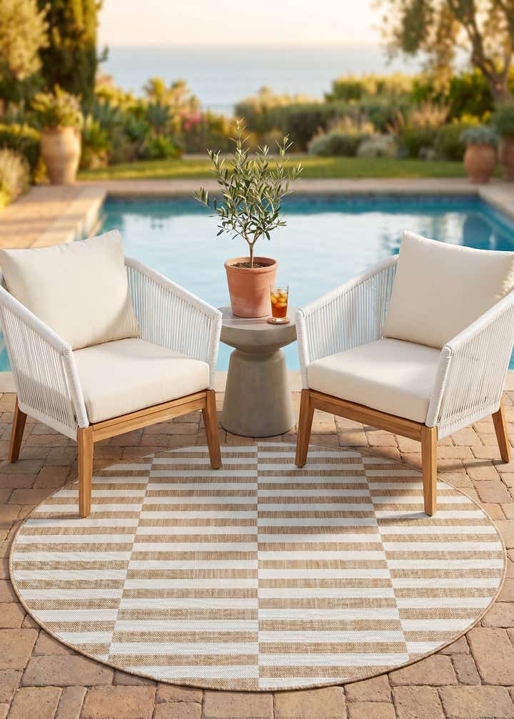 5' 3 x 5' 3 Easy-Clean Striped Indoor / Outdoor Round Rug
