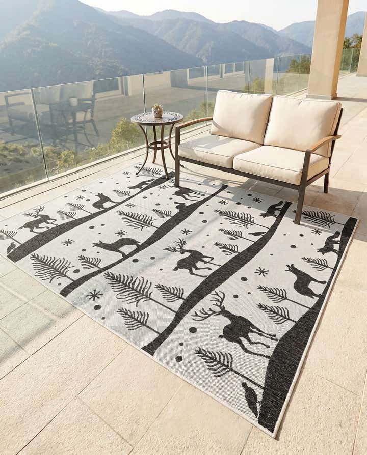 5' 3 x 7' Easy-Clean Holiday Indoor / Outdoor Rug