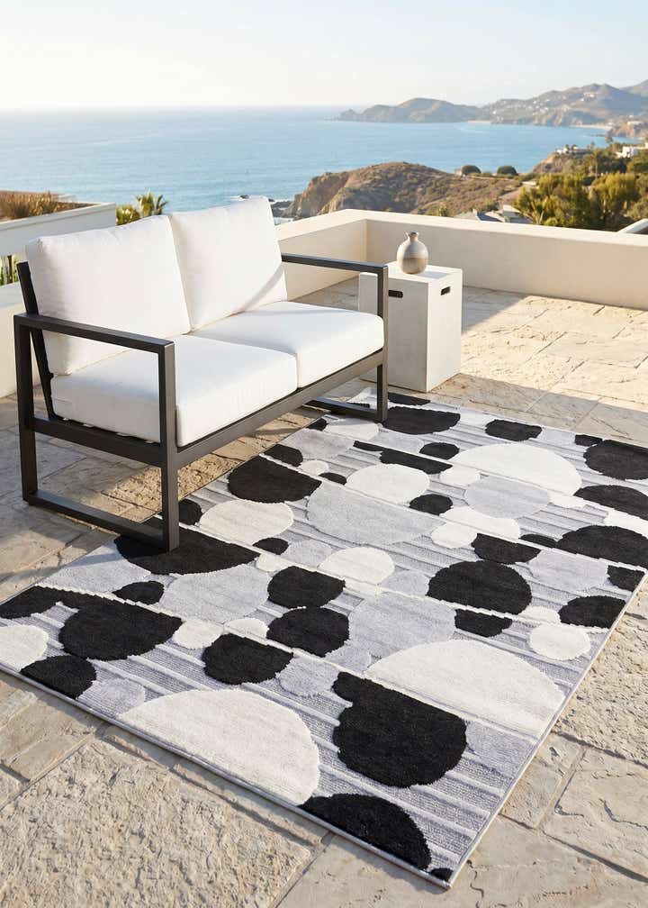 5' 3 x 7' 7 Easy-Clean Indoor / Outdoor Rug