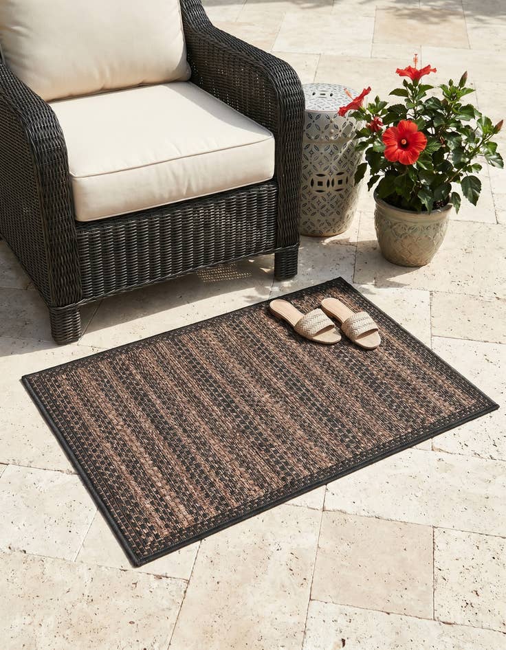 Detail image of 2' 2 x 3' Easy-Clean Border Indoor / Outdoor Rug