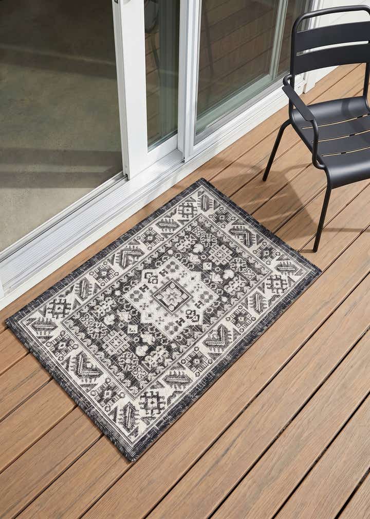 2' x 3' Easy-Clean Aztec Indoor / Outdoor Rug