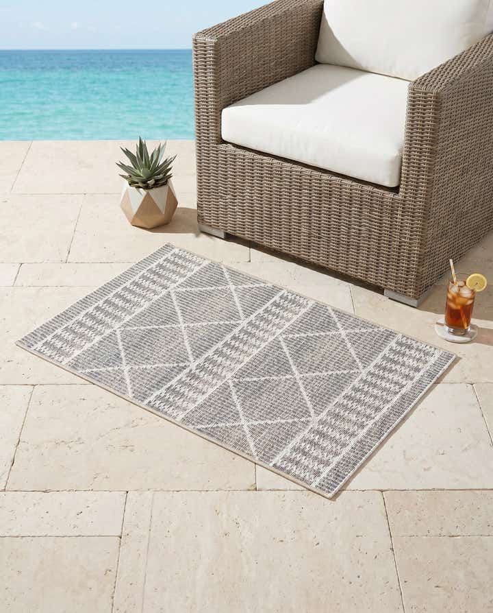 2' x 3' Easy-Clean Lattice Indoor / Outdoor Rug
