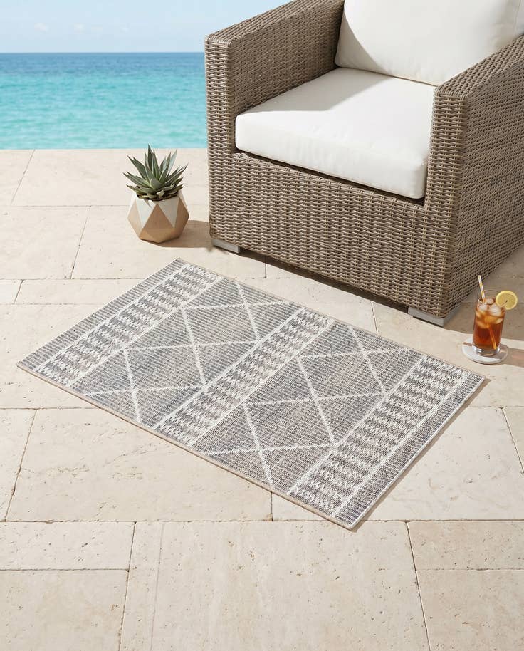 Detail image of 2' x 3' Easy-Clean Lattice Indoor / Outdoor Rug
