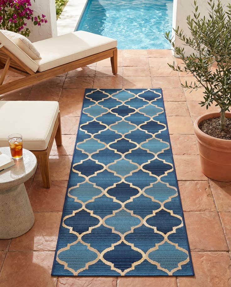 Detail image of 2' x 6' Easy-Clean Lattice Indoor / Outdoor Runner Rug