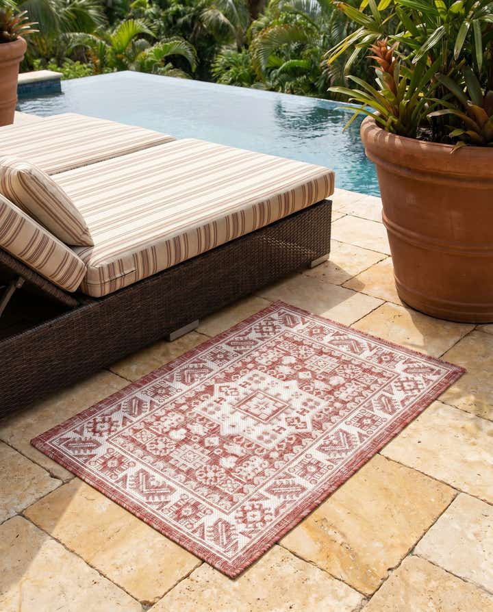 2' x 3' Easy-Clean Aztec Indoor / Outdoor Rug