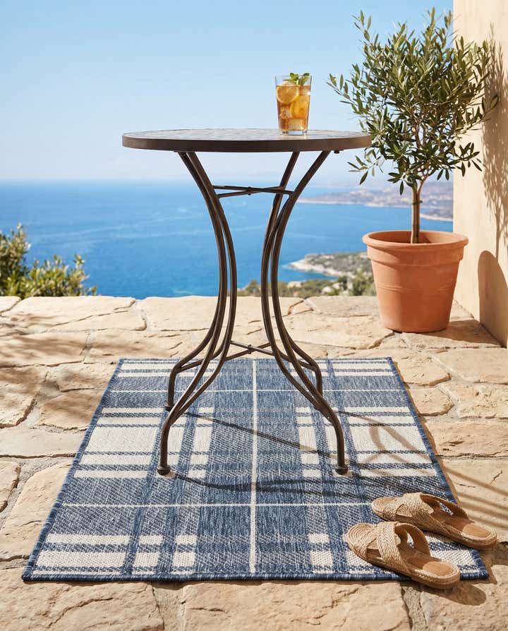 2' x 3' Easy-Clean Checkered Indoor / Outdoor Rug