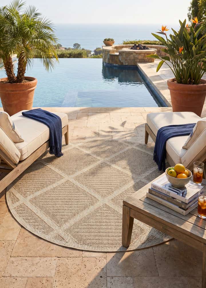 7' 10 x 7' 10 Easy-Clean Lattice Indoor / Outdoor Round Rug
