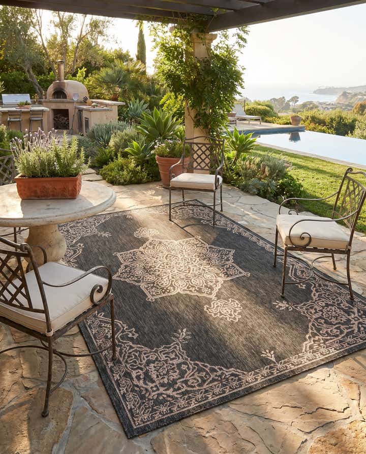 5' 3 x 8' Easy-Clean Traditional Indoor / Outdoor Rug