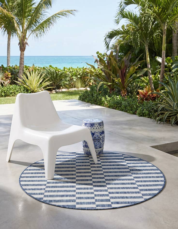 Detail image of 4' x 4' Easy-Clean Striped Indoor / Outdoor Round Rug