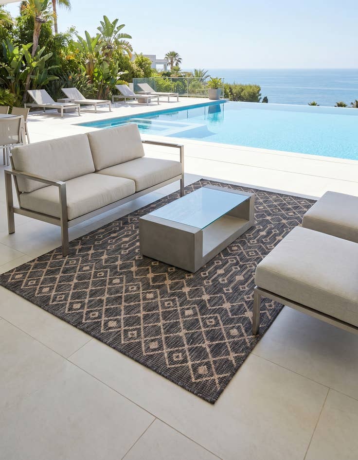 Detail image of 5' 3 x 8' Easy-Clean Lattice Indoor / Outdoor Rug