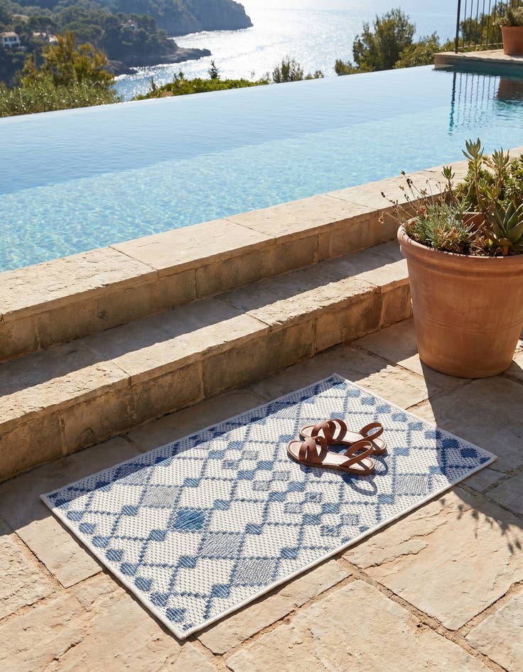 Detail image of 2' x 3' Easy-Clean Trellis Indoor / Outdoor Rug