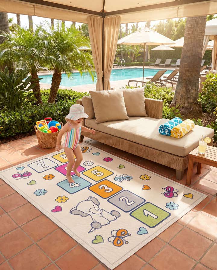 5' 3 x 7' 7 Easy-Clean Indoor / Outdoor Rug