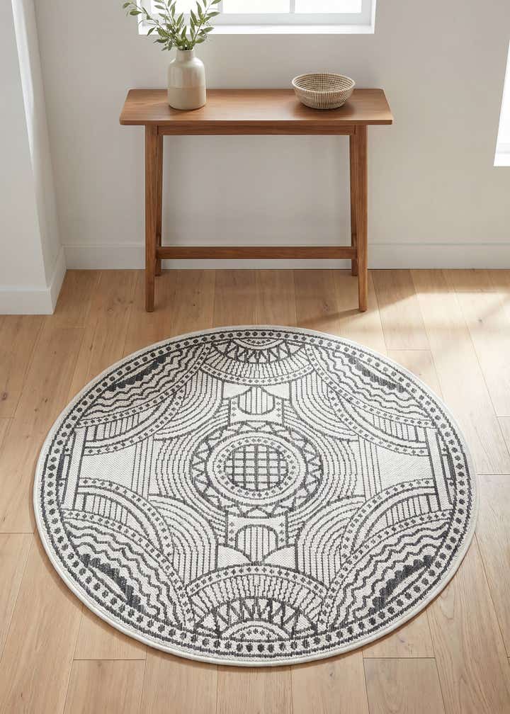 3' 1 x 3' 1 Easy-Clean Traditional Indoor / Outdoor Round Rug