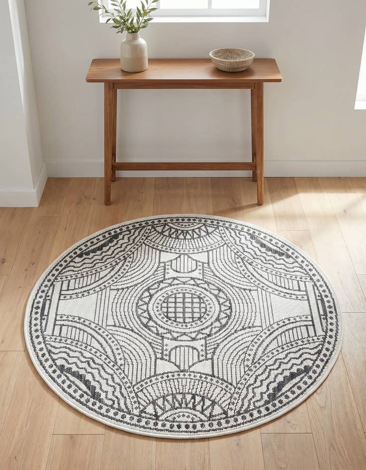 Detail image of 3' 1 x 3' 1 Easy-Clean Traditional Indoor / Outdoor Round Rug