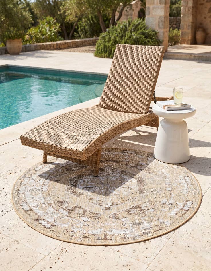 Detail image of 4' x 4' Easy-Clean Traditional Indoor / Outdoor Round Rug