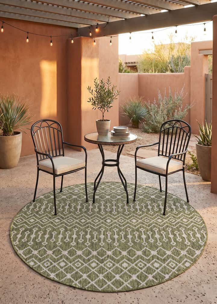 5' 3 x 5' 3 Easy-Clean Lattice Indoor / Outdoor Round Rug