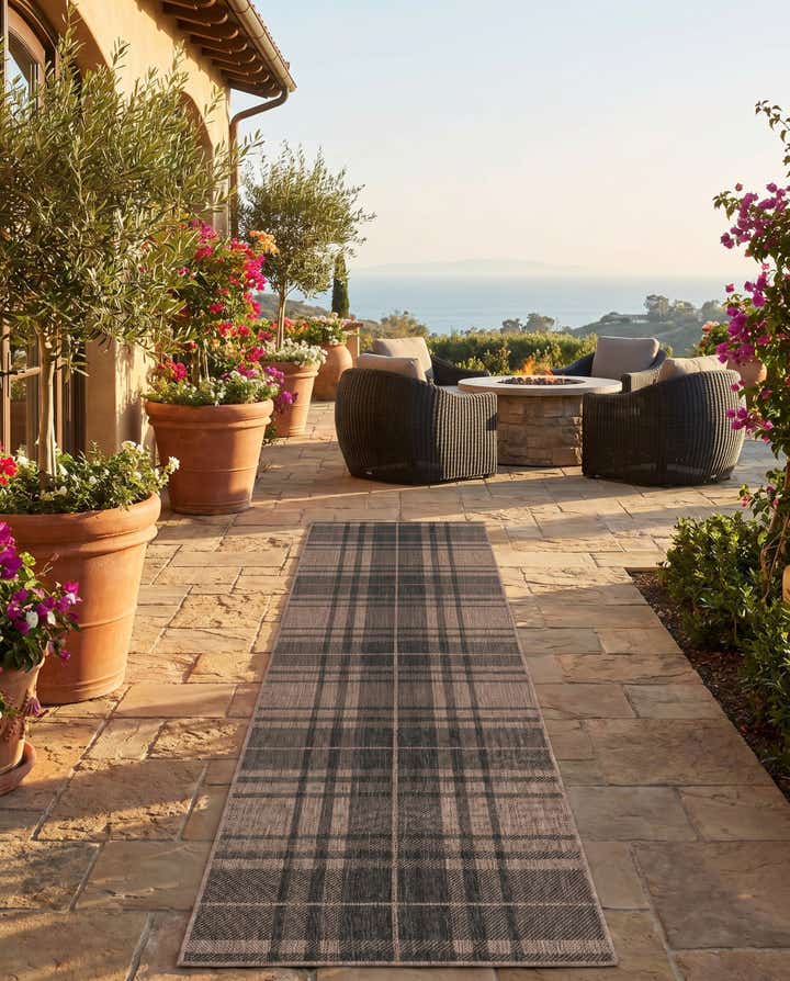 2' 7 x 10' Easy-Clean Checkered Indoor / Outdoor Runner Rug