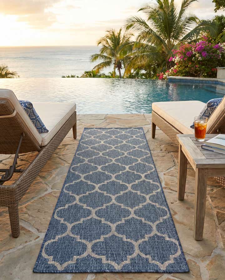 2' x 5' Easy-Clean Lattice Indoor / Outdoor Runner Rug