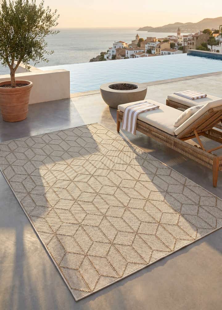 5' 3 x 8' Easy-Clean Lattice Indoor / Outdoor Rug
