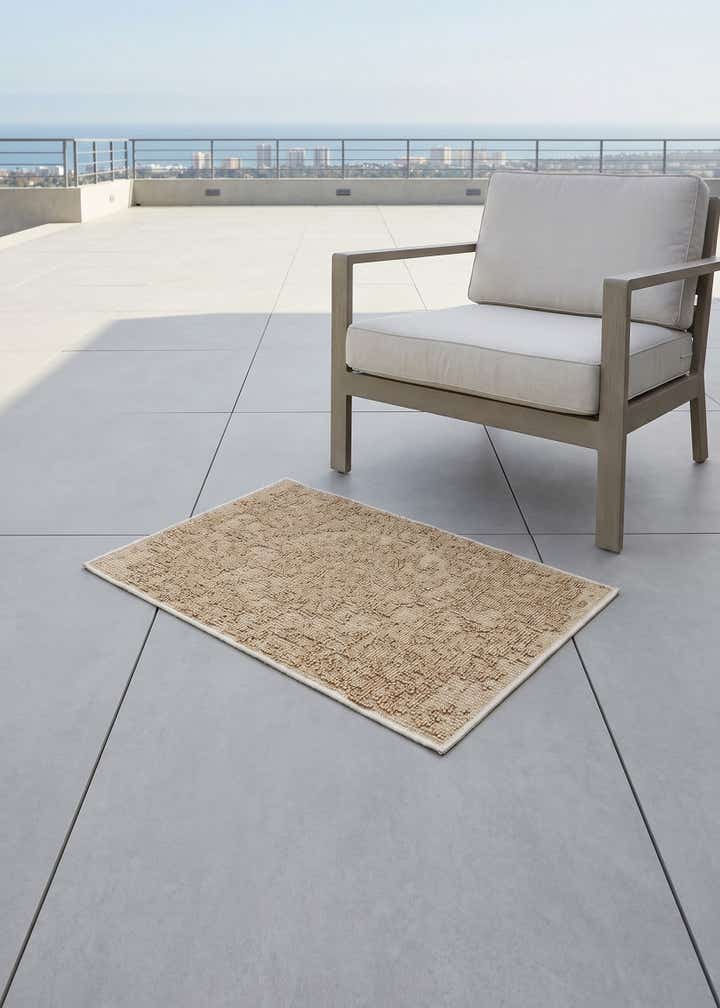 2' x 3' 1 Easy-Clean Traditional Indoor / Outdoor Rug