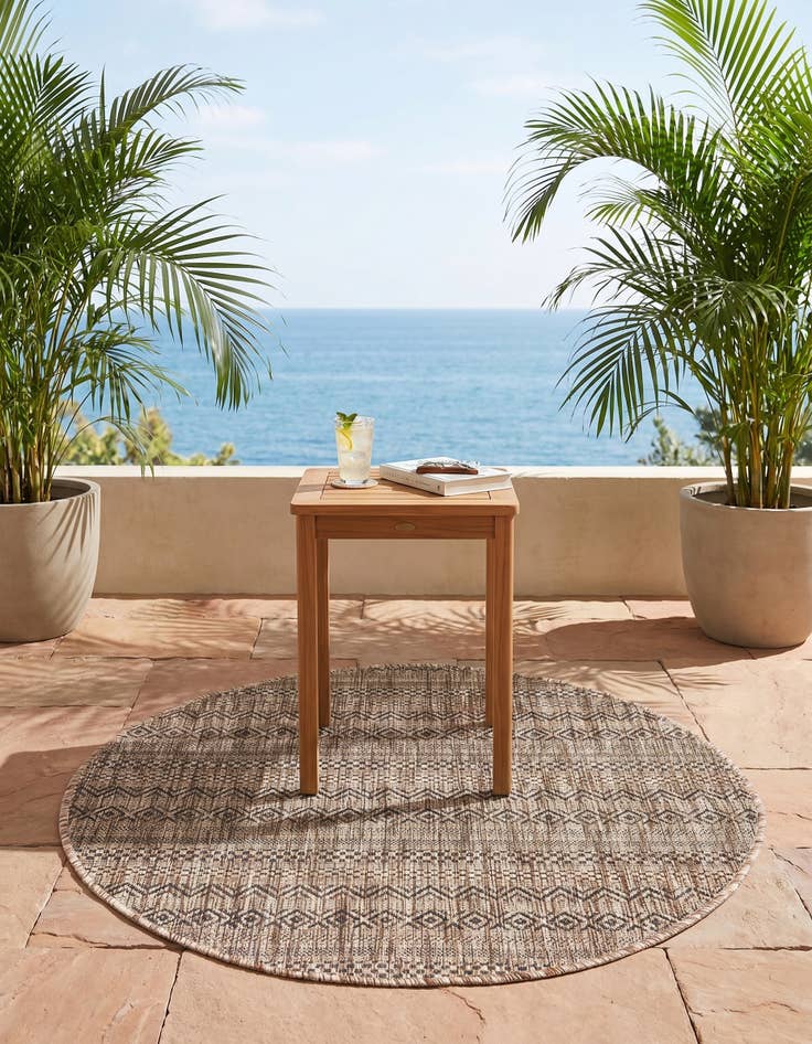 Detail image of 3' x 3' Easy-Clean Striped Indoor / Outdoor Round Rug