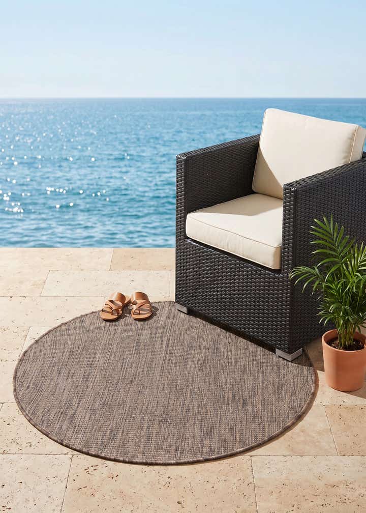 3' 1 x 3' 1 Easy-Clean Solid Indoor / Outdoor Round Rug