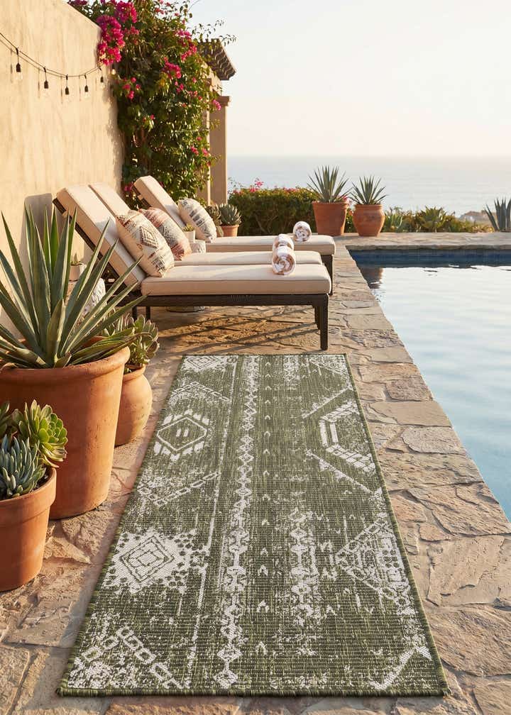 2' x 6' Easy-Clean Bohemian Indoor / Outdoor Runner Rug