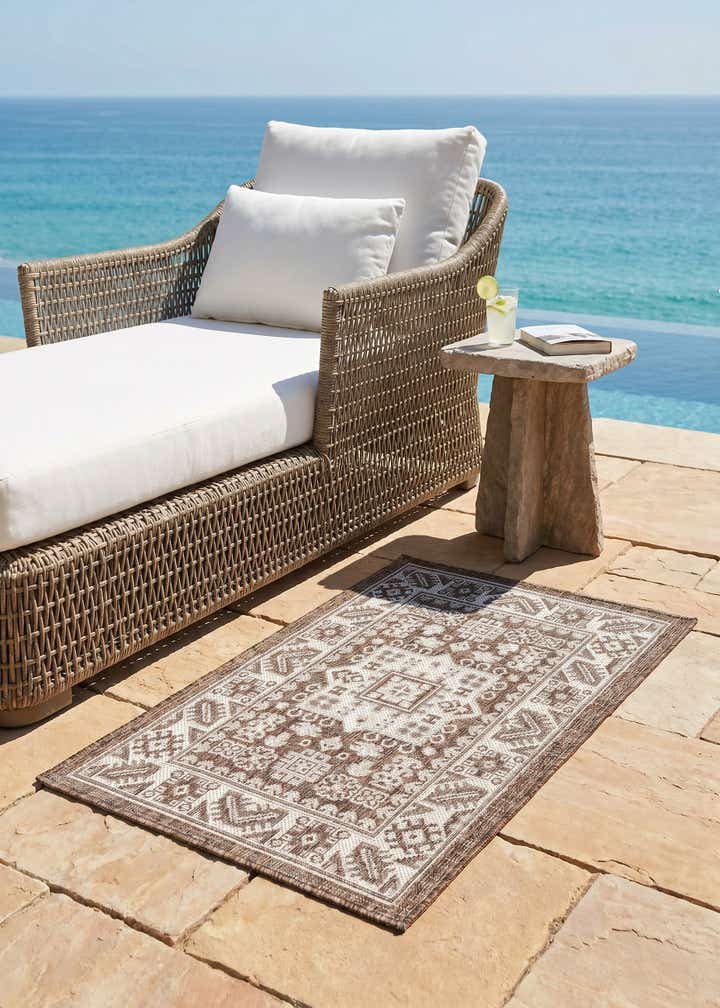 2' x 3' Easy-Clean Aztec Indoor / Outdoor Rug