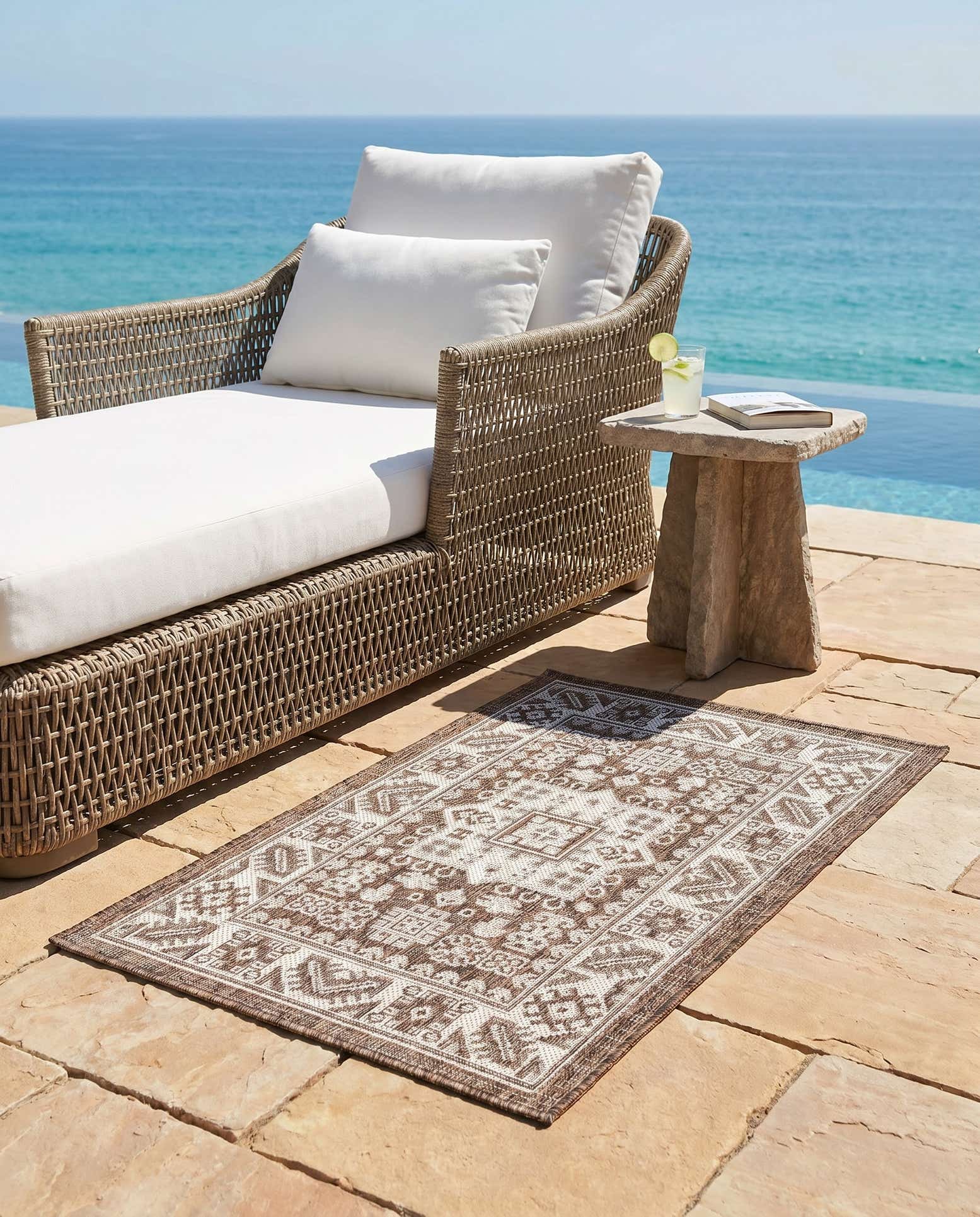2' x 3' Easy-Clean Aztec Indoor / Outdoor Rug