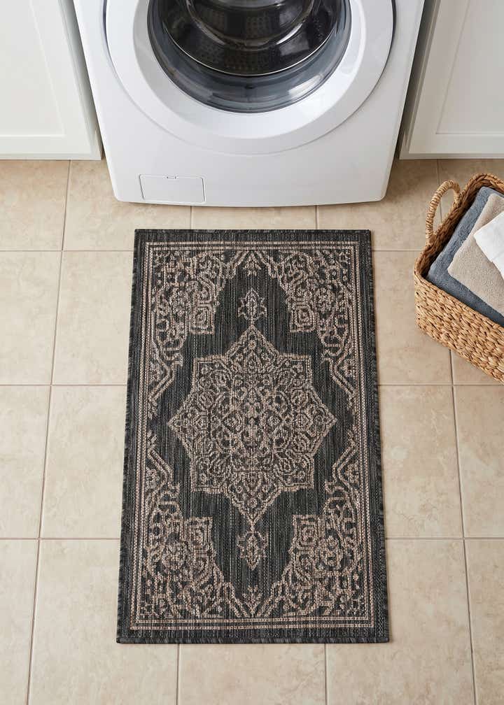 2' x 3' Easy-Clean Traditional Indoor / Outdoor Rug