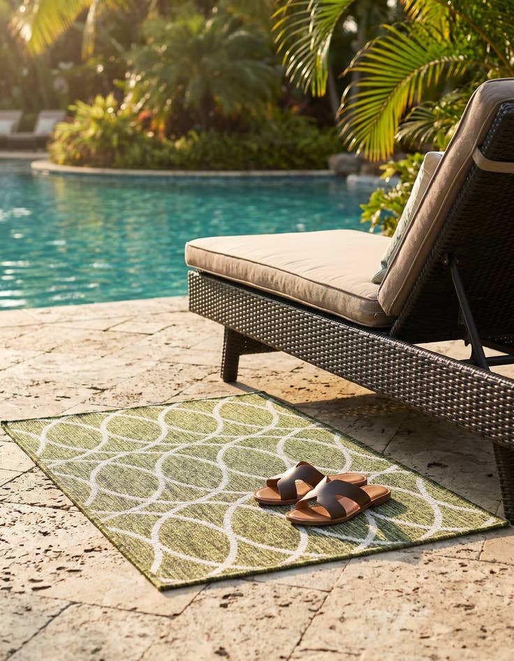 Detail image of 2' x 3' Easy-Clean Lattice Indoor / Outdoor Rug