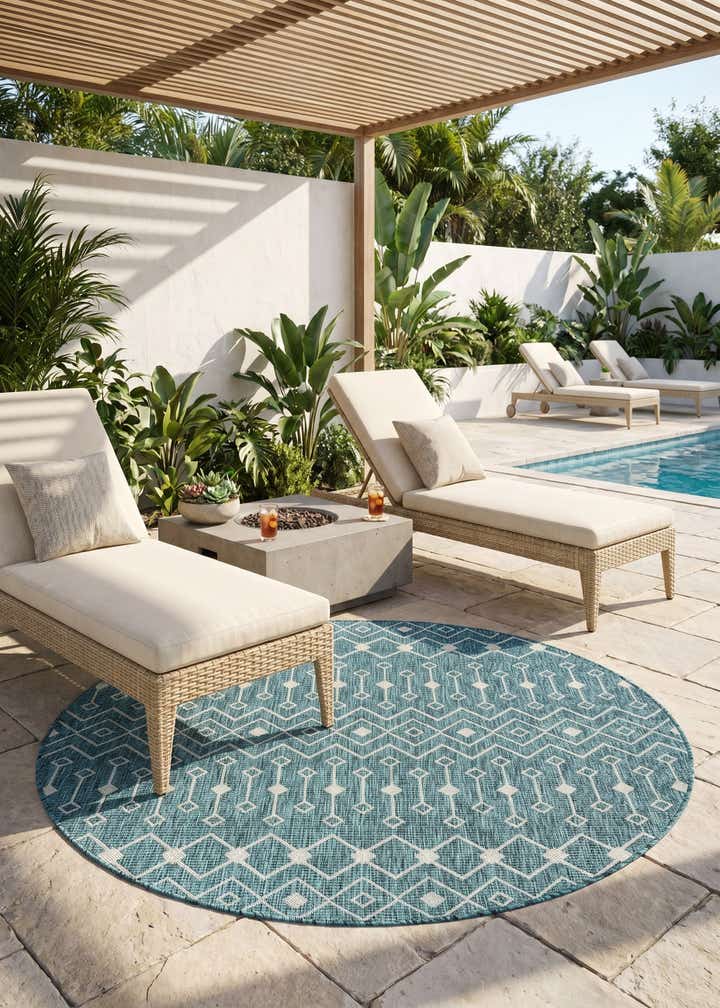 5' 3 x 5' 3 Easy-Clean Lattice Indoor / Outdoor Round Rug