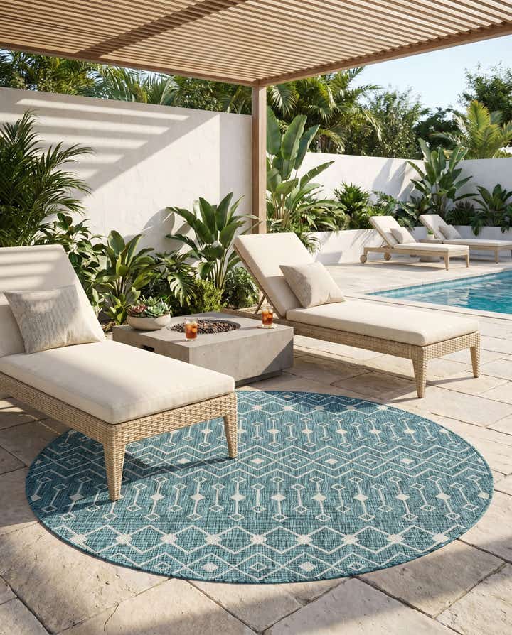 5' 3 x 5' 3 Easy-Clean Lattice Indoor / Outdoor Round Rug