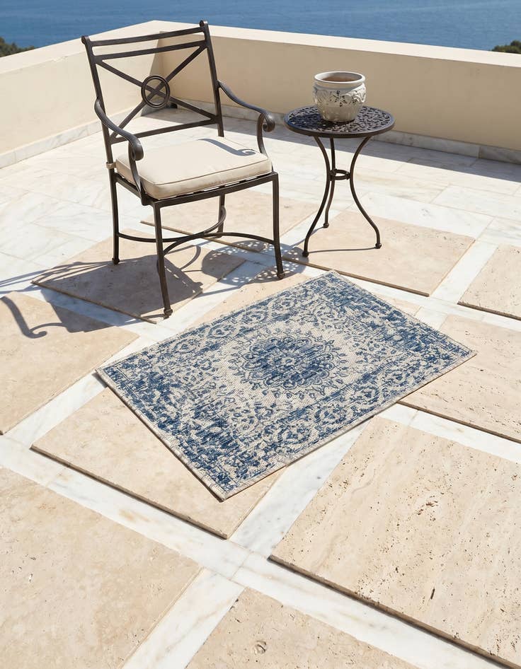 Detail image of 2' x 3' Easy-Clean Traditional Indoor / Outdoor Rug