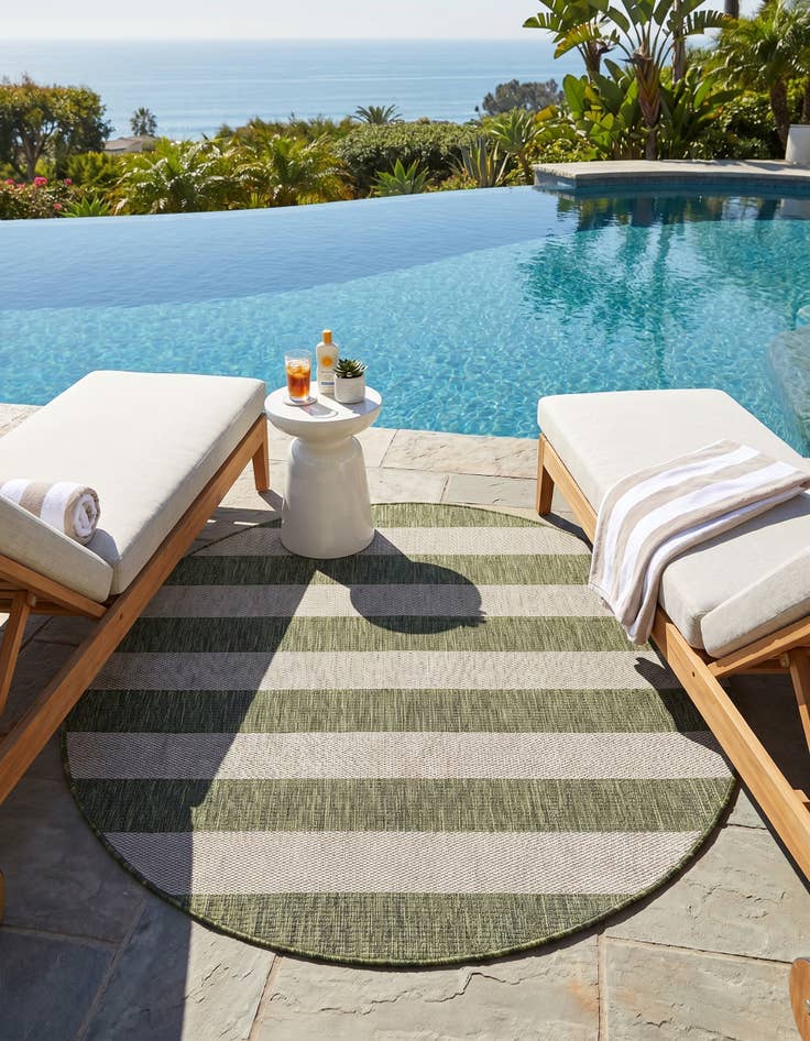 Detail image of 5' 3 x 5' 3 Easy-Clean Striped Indoor / Outdoor Round Rug