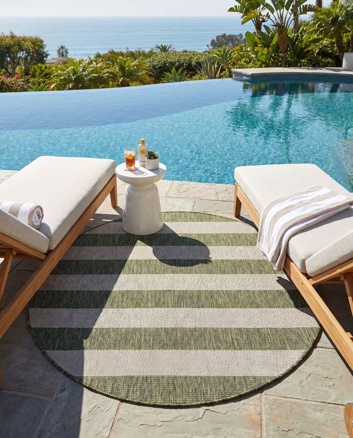 5' 3 x 5' 3 Easy-Clean Ribbon Indoor / Outdoor Round Rug