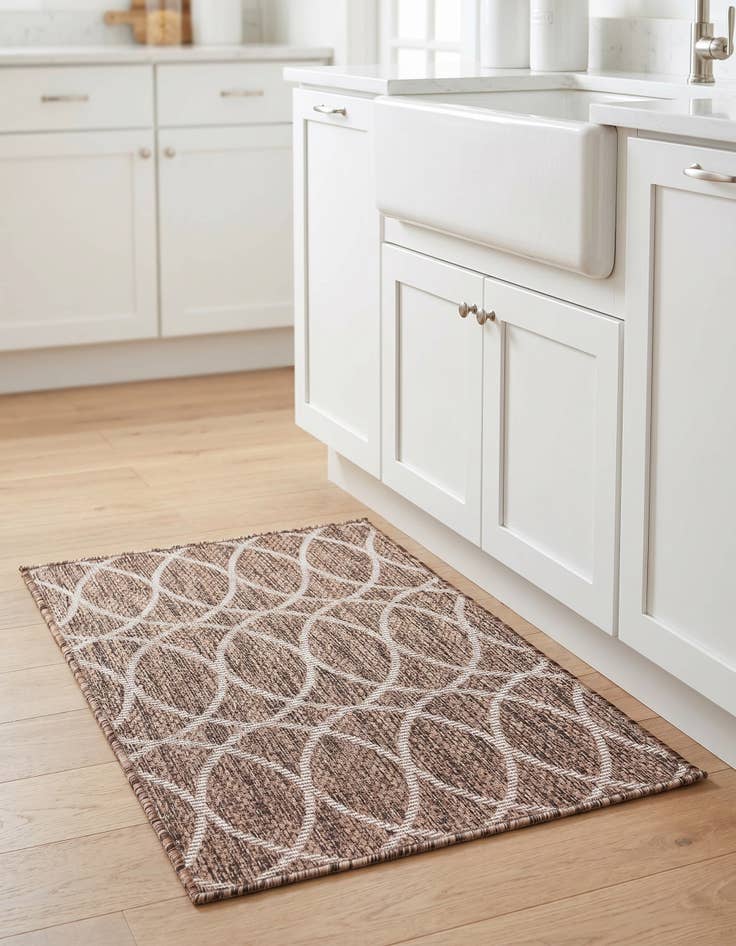 Detail image of 2' x 3' Easy-Clean Trellis Indoor / Outdoor Rug