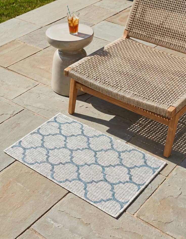 Detail image of 2' x 3' 1 Easy-Clean Trellis Indoor / Outdoor Rug