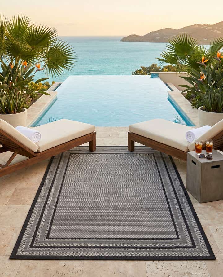 5' 3 x 8' Easy-Clean Border Indoor / Outdoor Rug