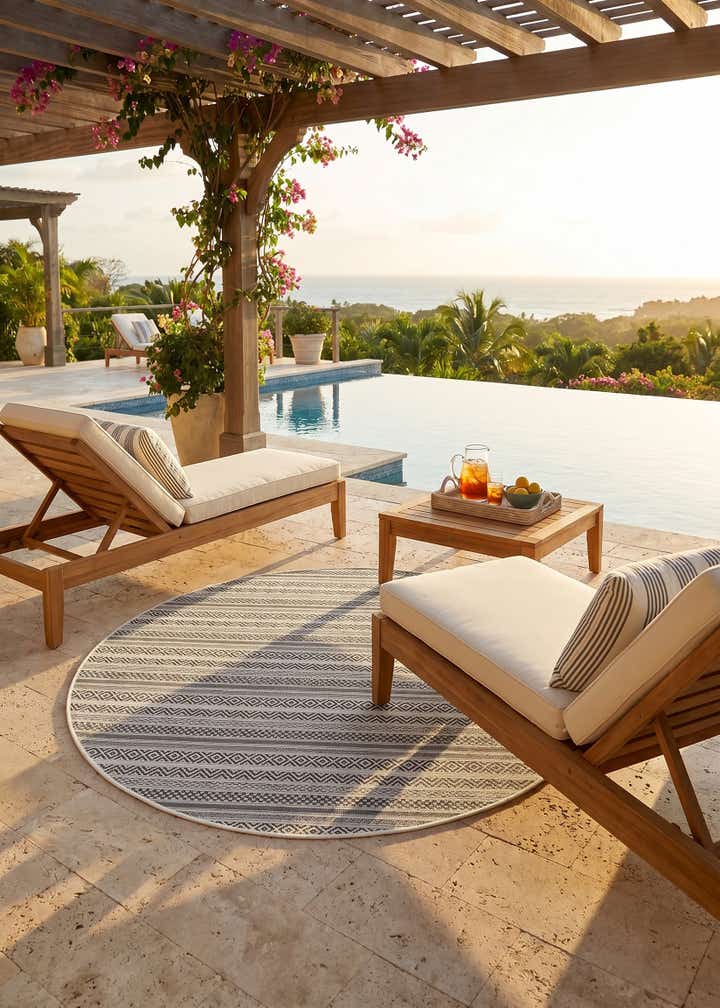 5' 3 x 5' 3 Easy-Clean Striped Indoor / Outdoor Round Rug
