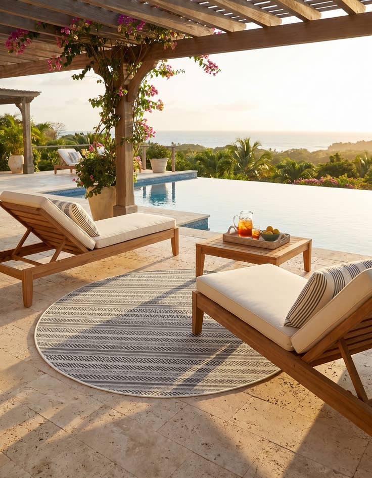 Detail image of 5' 3 x 5' 3 Easy-Clean Striped Indoor / Outdoor Round Rug