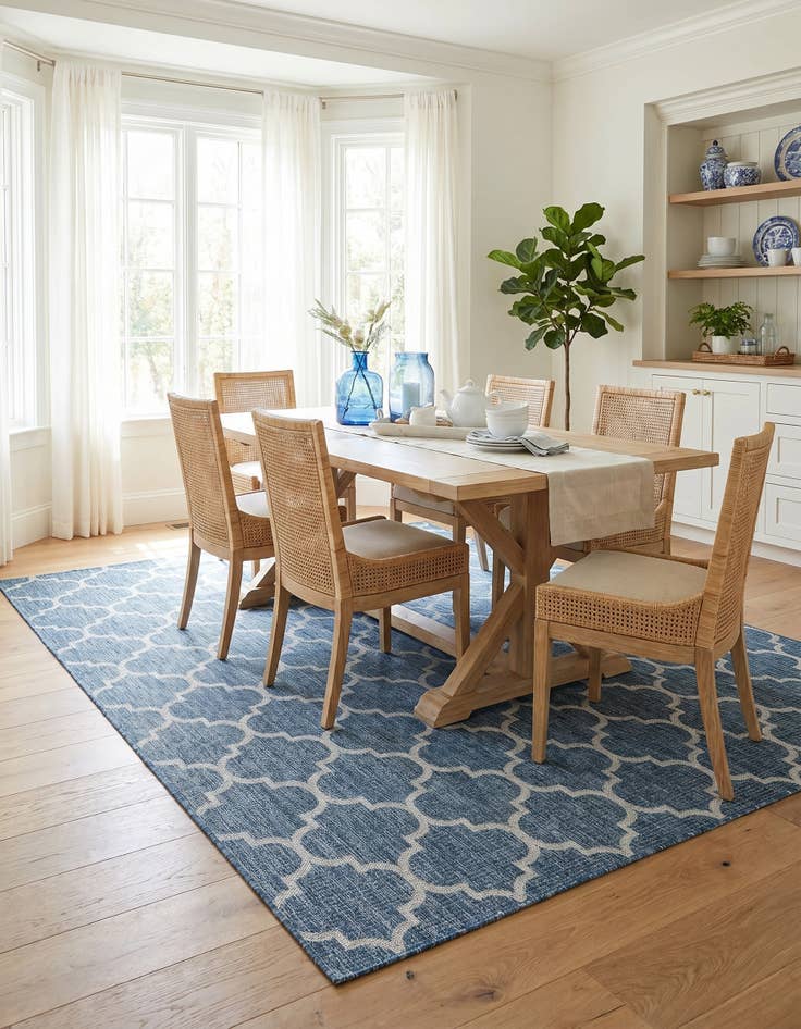 Detail image of 7' x 10' Easy-Clean Lattice Indoor / Outdoor Rug