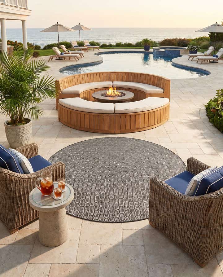 10' x 10' Easy-Clean Trellis Indoor / Outdoor Round Rug