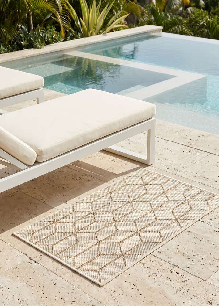 2' x 3' 1 Easy-Clean Lattice Indoor / Outdoor Rug