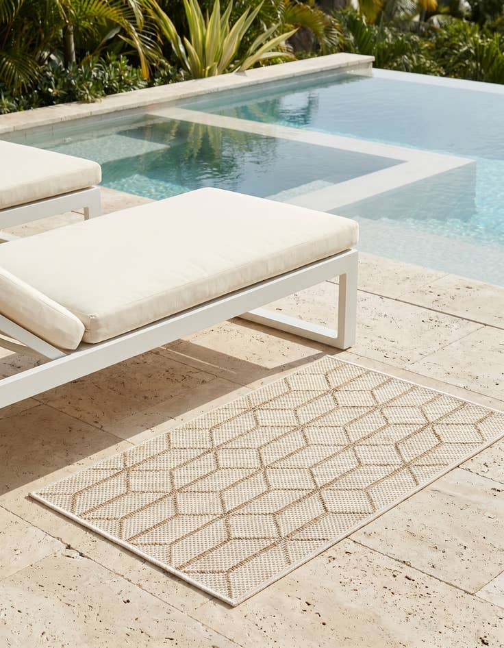 Detail image of 2' x 3' 1 Easy-Clean Lattice Indoor / Outdoor Rug